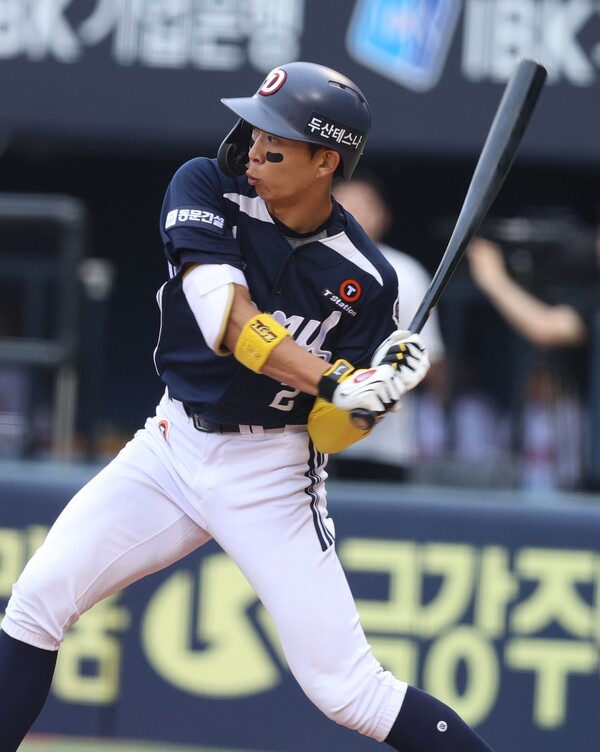 두산의 ‘잠실 제니’ 김민석이 721일 만의 화끈한 홈런포로 팀의 극적인 역전승을 이끌었다(사진=두산)