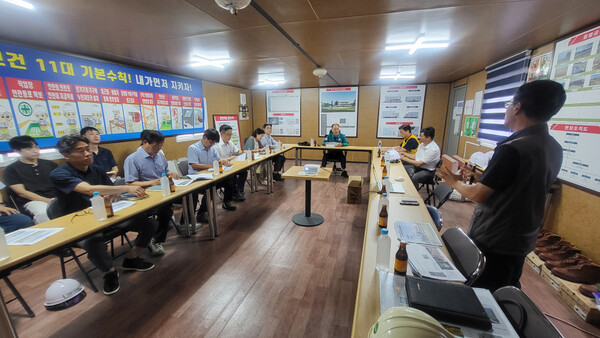 광명돔경륜장 고객편익센터 현장사무실에서 관계자들이 폭염 대응 방안에 대해 논의하고 있다. 사진 | KSPO