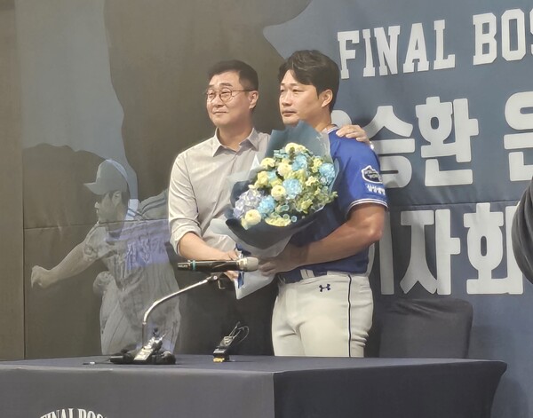 기자회견에 참석한 삼성 라이온즈 이종열 단장과 오승환이 기념사진을 촬영하고 있다. (사진=스포츠춘추 정진영 기자)