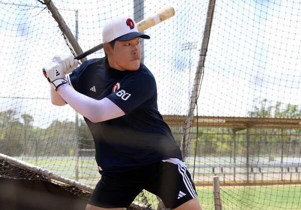 캠프에서 날카로운 눈빛으로 타격훈련을 하는 강현구. 사진 | 두산