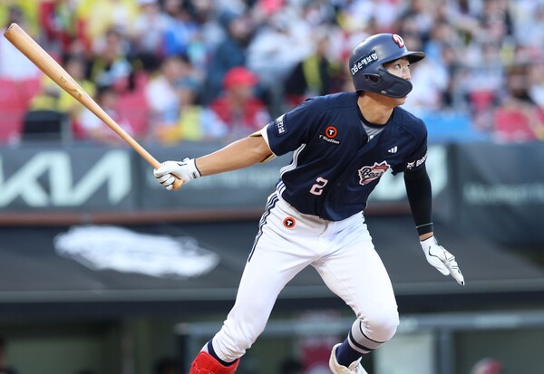 두산 김민석이 타격 후 타구를 바라보고 있다. 사진 | 두산