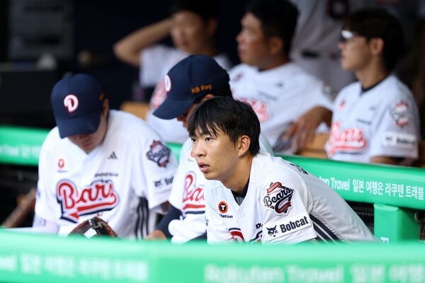 두산 더그아웃에서 김민석이 경기를 지켜보고 있다. 사진 | 두산