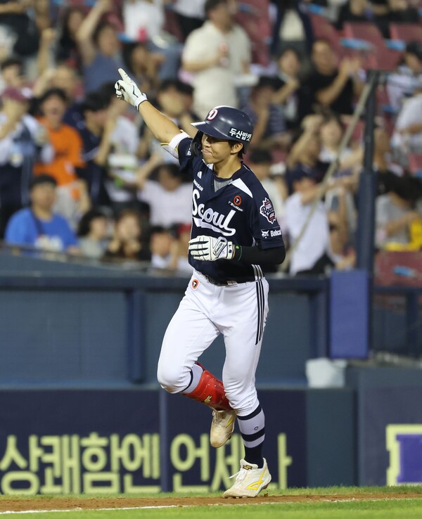 두산 김민석이 시즌 첫 홈런을 터트린 뒤 베이스를 돌고 있다. 타격 후 타구를 바라보고 있다. 사진 | 두산