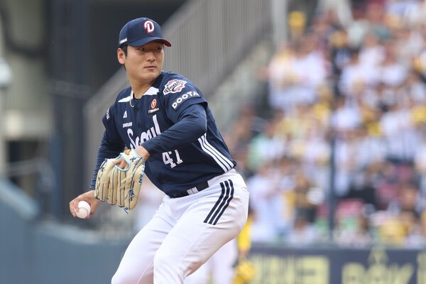 두산 곽빈이 힘차게 공을 뿌리고 있다. 사진 | 두산