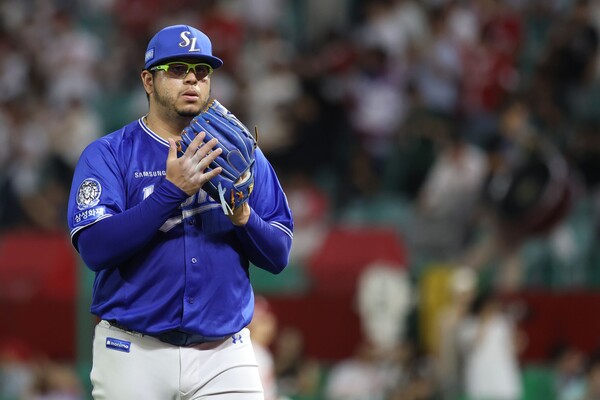 아리엘 후라도가 8회 말이 끝난 뒤 덕아웃으로 돌아가고 있다. (사진=삼성 라이온즈)