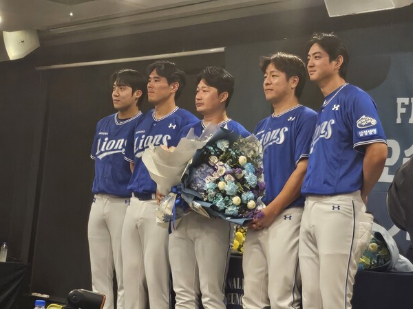 원태인과 김재윤,  오승환, 강민호, 구자욱(왼쪽부터)이 기자회견에서 기념사진을 촬영하고 있다. (사진=스포츠춘추 정진영 기자)