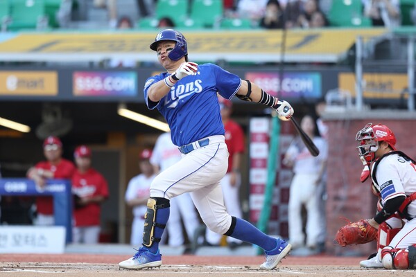 강민호가 타석에서 안타를 날리고 있다. (사진=삼성 라이온즈)