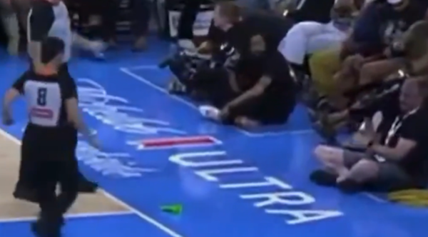 여자프로농구 경기장에 투척된 성인용품(사진=WNBA 방송화면)