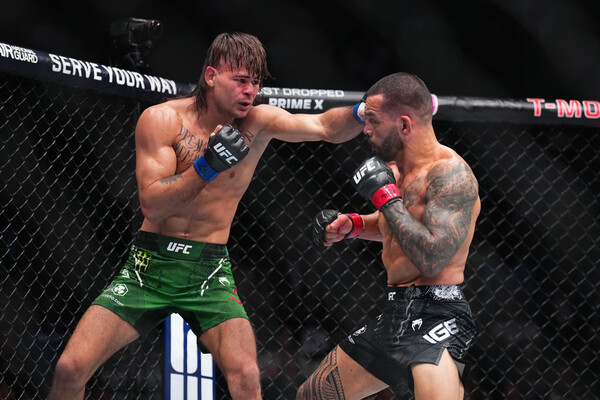 댄 이게를 상대하고 있는 디에고 로페스. 사진 | UFC