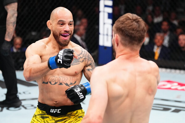 브라이스 미첼을 상대하는 제앙 실바. 사진 | UFC