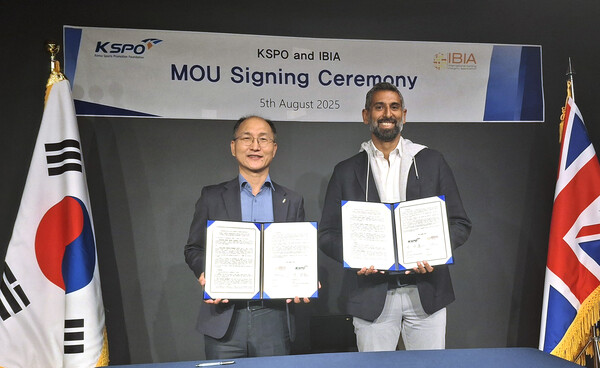 이성철 경륜경정총괄본부장(왼쪽)과 IBIA 칼리드 알리 대표가 IBIA 인증 협약을 체결하고 기념사진을 촬영하고 있다. 사진 | KSPO