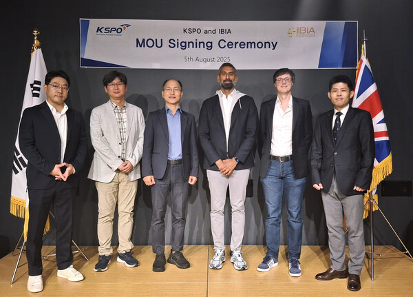 경륜경정총괄본부와 IBIA 관계자들이 지난 5일, 주영 한국문화원에서 IBIA 인증 협약을 체결하고 기념사진을 촬영하고 있다. 사진 | KSPO