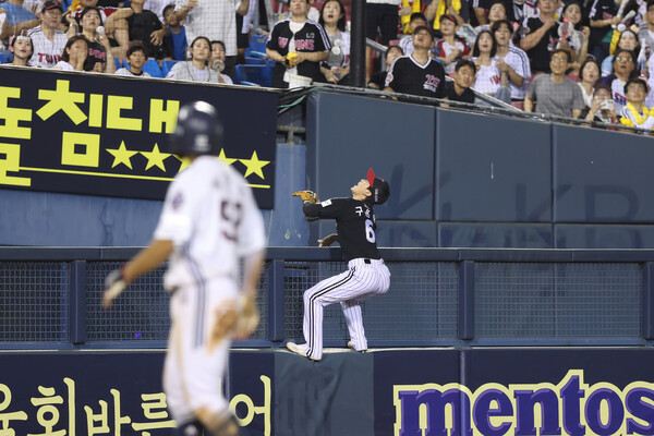 호수비를 펼치는 LG 구본혁. (사진=LG)