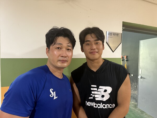 KT 위즈의 수호신 박영현이 올 시즌을 끝으로 은퇴를 선언한 '돌부처' 오승환과 만남의 시간을 가졌다(사진=KT)