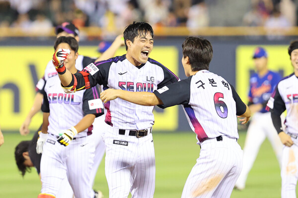 LG 천성호가 8일 한화전에서 끝내기 안타를 기록한 뒤 환하게 웃고 있다. (사진=LG 트윈스)