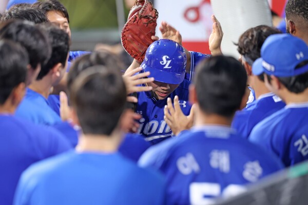 득점을 올린 삼성 라이온즈의 함수호가 덕아웃에서 동료들의 축하를 받고 있다. (사진=삼성 라이온즈)
