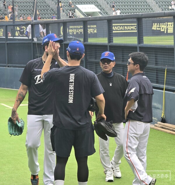 문동주가 불펜 피칭을 마친 폰세와 하이파이브를 나누고 있다. (사진=스포츠춘추 황혜정 기자)