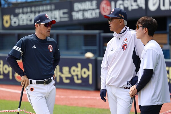 두산 조성환 감독대행이 고토 코치와 얘기하고 있다. 사진 | 두산