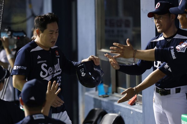 두산 조성환 감독대행이 양의지와 하이파이브를 하고 있다. 사진 | 두산