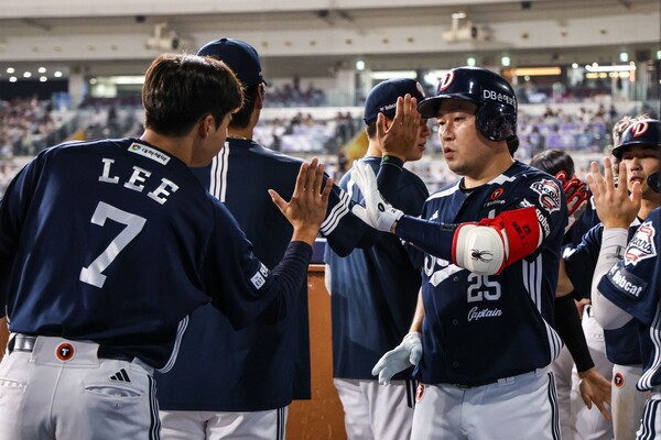 두산 주장 양의지가 선수들과 하이파이브를 하고 있다. 사진 | 두산