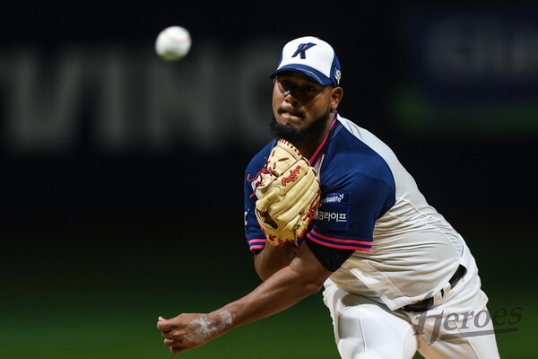 키움 메르세데스가 9일 고척 두산전에서 힘차게 공을 뿌리고 있다. 사진 | 히어로즈