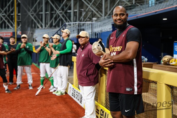 선수단에 인사하고 있는 키움 메르세데스. 사진 | 히어로즈