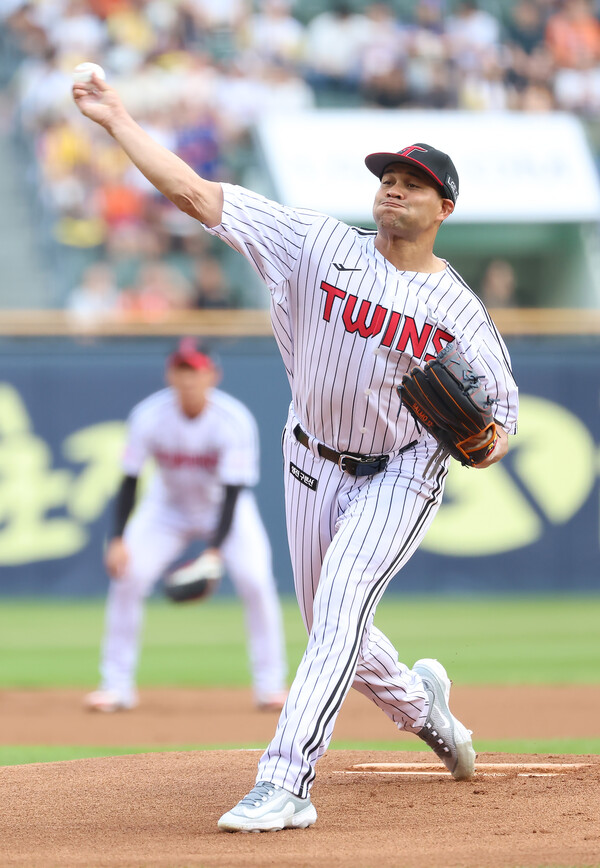 LG 선발 요니 치리노스가 9일 한화전에서 역투하고 있다. (사진=LG 트윈스)