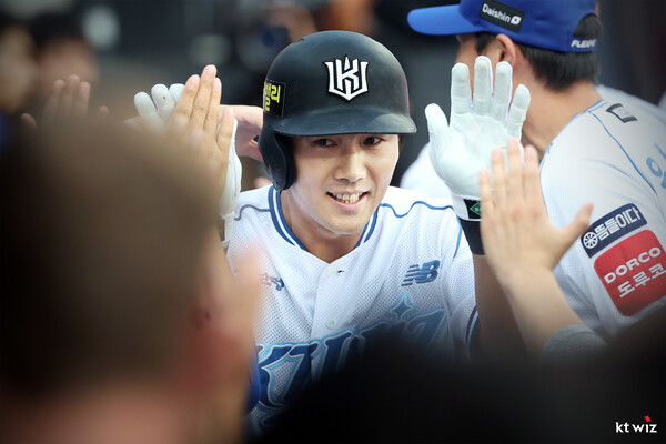홈런포를 터뜨린 장진혁(사진=KT)