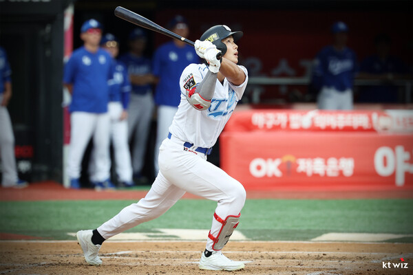 장진혁의 결정적 한 방과 선발 엔마뉴엘 데 헤이수스의 8이닝 1실점 역투에 힘입은 KT는 삼성을 3대 1로 꺾고 전날 패배를 설욕했다(사진=KT)