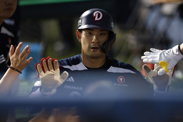 두산 강승호가 홈런을 터트린 뒤 더그아웃에 들어가 선수들과 하이파이브를 하고 있다. 사진 | 두산