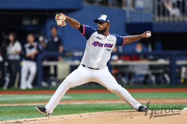 키움 메르세데스가 9일 고척 두산전에서 힘차게 공을 뿌리고 있다. 사진 | 히어로즈