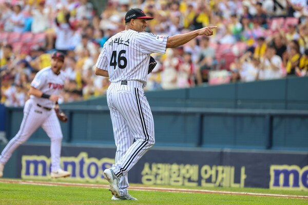 LG 선발 요니 치리노스가 환호하고 있다. (사진=LG 트윈스)