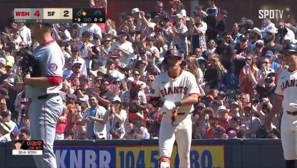 9회말 선두타자로 나서 출루에 성공한 이정후. (사진=MLB 중계화면 캡쳐)