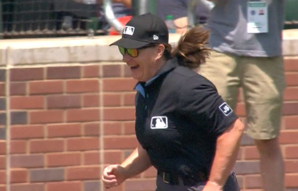 마이애미 말린스와 애틀랜타 브레이브스의 더블헤더 1차전에서 젠 파월이 1루 심판으로 나서며 메이저리그 정규시즌 최초의 여성 심판이라는 금자탑을 세웠다(사진=MLB.com 중계화면)