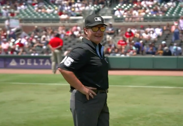 마이애미 말린스와 애틀랜타 브레이브스의 더블헤더 1차전에서 젠 파월이 1루 심판으로 나서며 메이저리그 정규시즌 최초의 여성 심판이라는 금자탑을 세웠다(사진=MLB.com 중계화면)