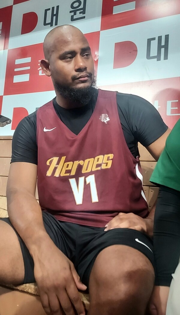 키움 새 외국인 투수 메르세데스가 더그아웃에서 한국 무대 첫 등판 소감을 말하고 있다. 사진 | 스포츠춘추 이웅희기자