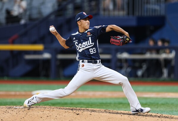 두산 제환유가 지난 8일 고척 키움전에 구원등판해 공을 던지고 있다. 사진 | 두산