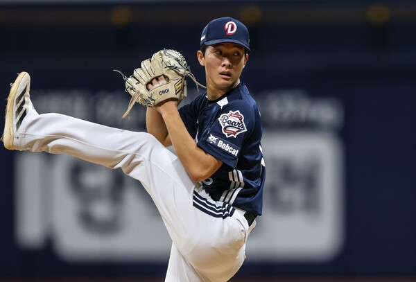 두산 최민석이 역동적인 폼으로 투구하고 있다. 사진 | 두산