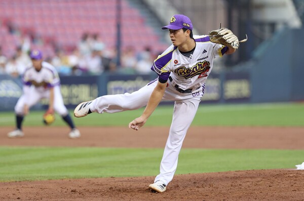 두산 최민석이 힘차게 공을 뿌리고 있다. 사진 | 두산