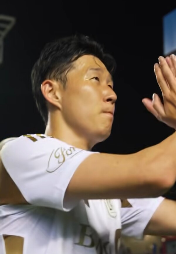 손흥민이 10일(한국시간) LAFC 데뷔전을 가진 뒤 관중에게 감사를 표하고 있다. (사진=LAFC SNS)