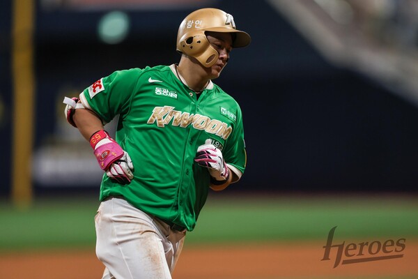 키움 최주환이 10일 고척 두산전에서 8회 동점 솔로포를 터트리고 그라운드를 돌고 있다. 사진 | 히어로즈