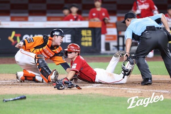 지난달 26일 한화 이글스와 SSG 랜더스의 경기에서 포수로 등판한 허인서. (사진=한화 이글스)