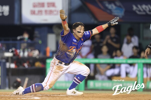 손아섭이 홈에서 세이프 되고 있다. (사진=한화)