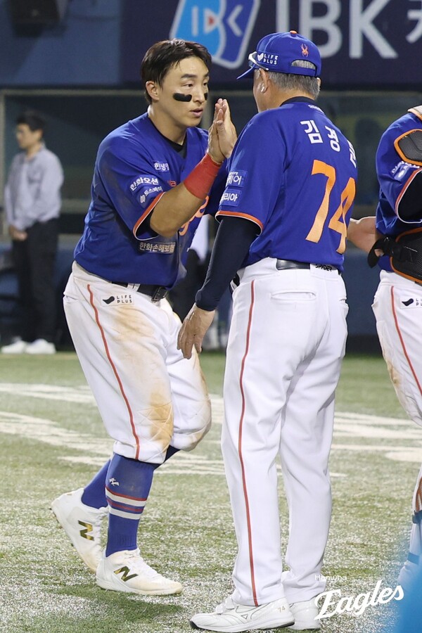 손아섭과 김경문 감독이 하이파이브를 하고 있다. (사진=한화 이글스)