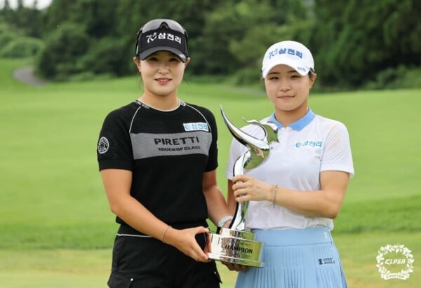 고지원(오른쪽)이 우승 후 언니 고지우와 함께 트로피를 들고 기념촬영을 하고 있다. 사진 | KLPGA