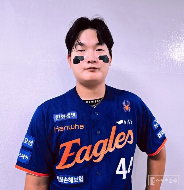 김서현이 10일 LG전에서 세이브를 올린 뒤 스포츠춘추와 인터뷰를 하고 있다. (사진=스포츠춘추 황혜정 기자)