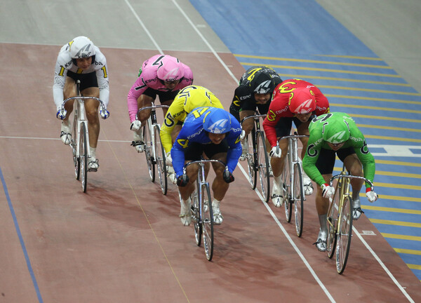 광명스피돔에서 경주에 출전한 선수들이 치열한 경합을 벌이고 있다. 사진 | KSPO