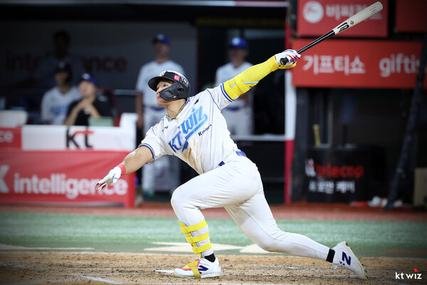 타격 3관왕에 도전하는 KT 위즈 안현민이 2025 신한 SOL뱅크 KBO리그 7월 월간 MVP로 선정됐다(사진=KT)