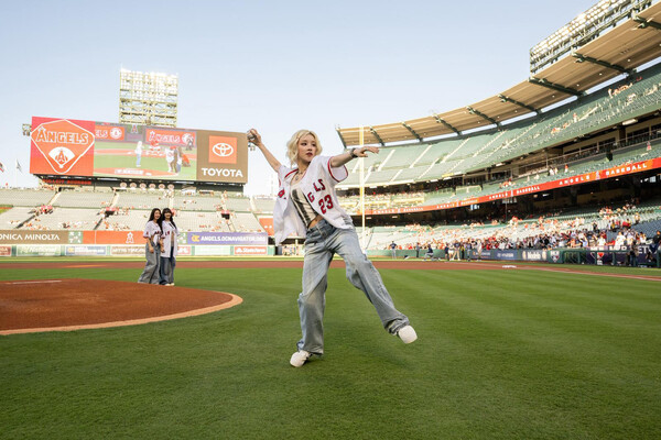 K팝 그룹 아이들 우기의 시구(사진=MLB 코리아)