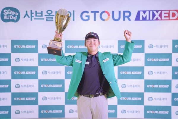 대전 골프존조이마루에서 열린 ‘2025 샤브올데이 GTOUR MIXED’ 2차 대회 우승자 김홍택이 기념사진을 촬영하고 있다. 사진 | 골프존
